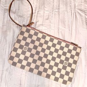Louis Vuitton neverfull wristlet